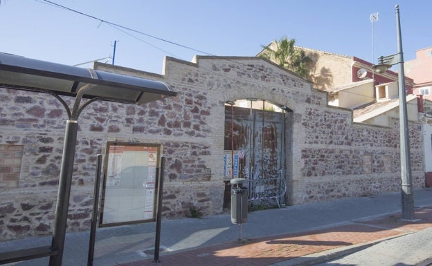 Fachada del solar de Tenyidors, en la calle Eugenia Viñes. 