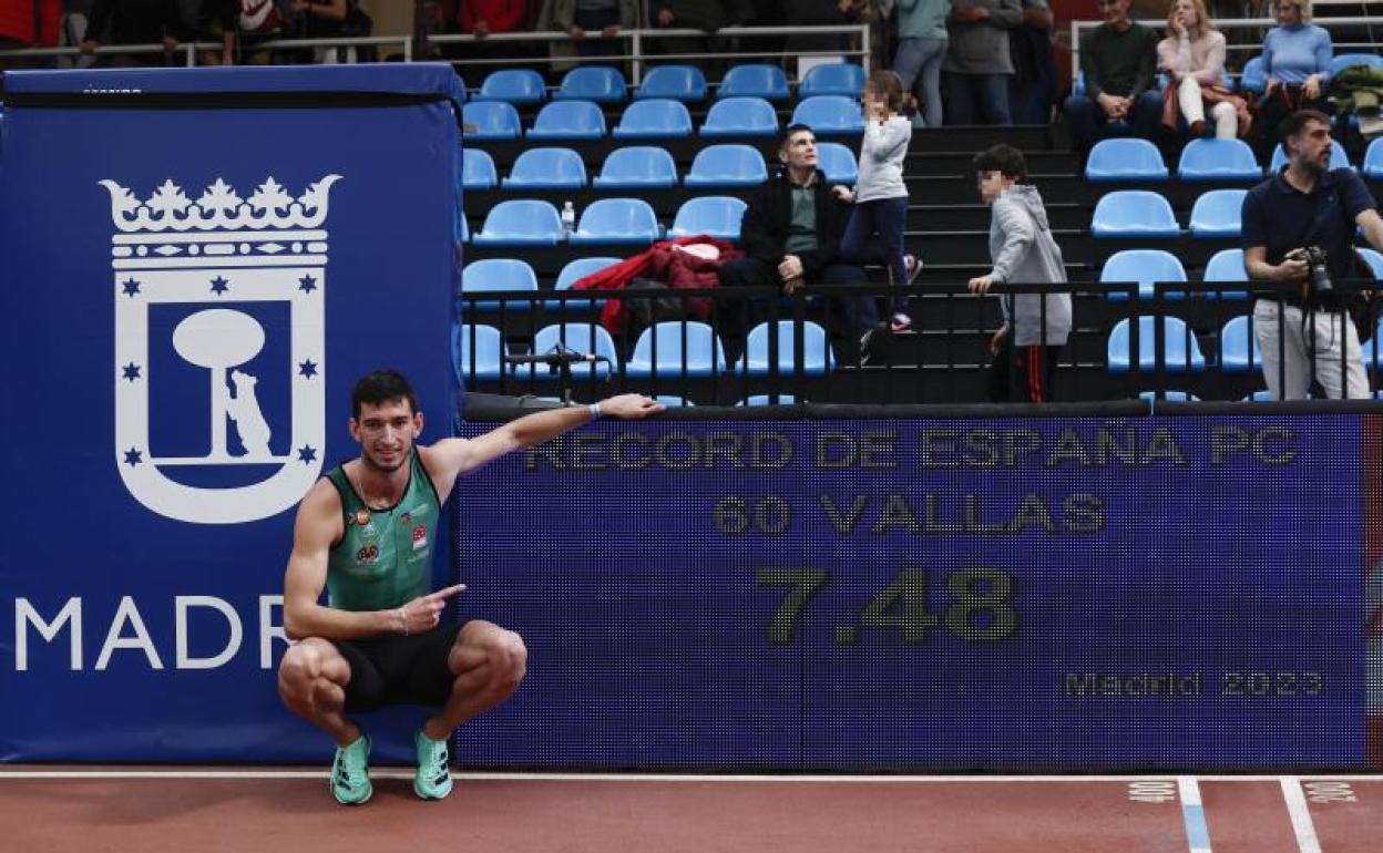 Quique Llopis señala la marca realizada y que es récord de España en los 60 metros vallas. 