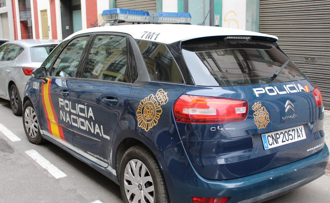 La rápida actuación de los agentes evitó que el joven se precipitase al vacío. 