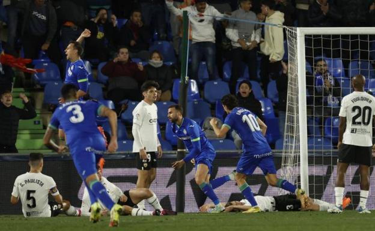 Los jugadores del Getafe celebran el gol ante el Valencia.