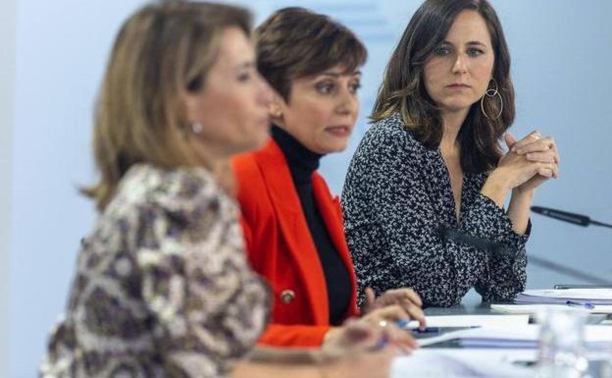 Las ministras Raquel Sánchez, Isabel Rodríguez e Ione Belarra.