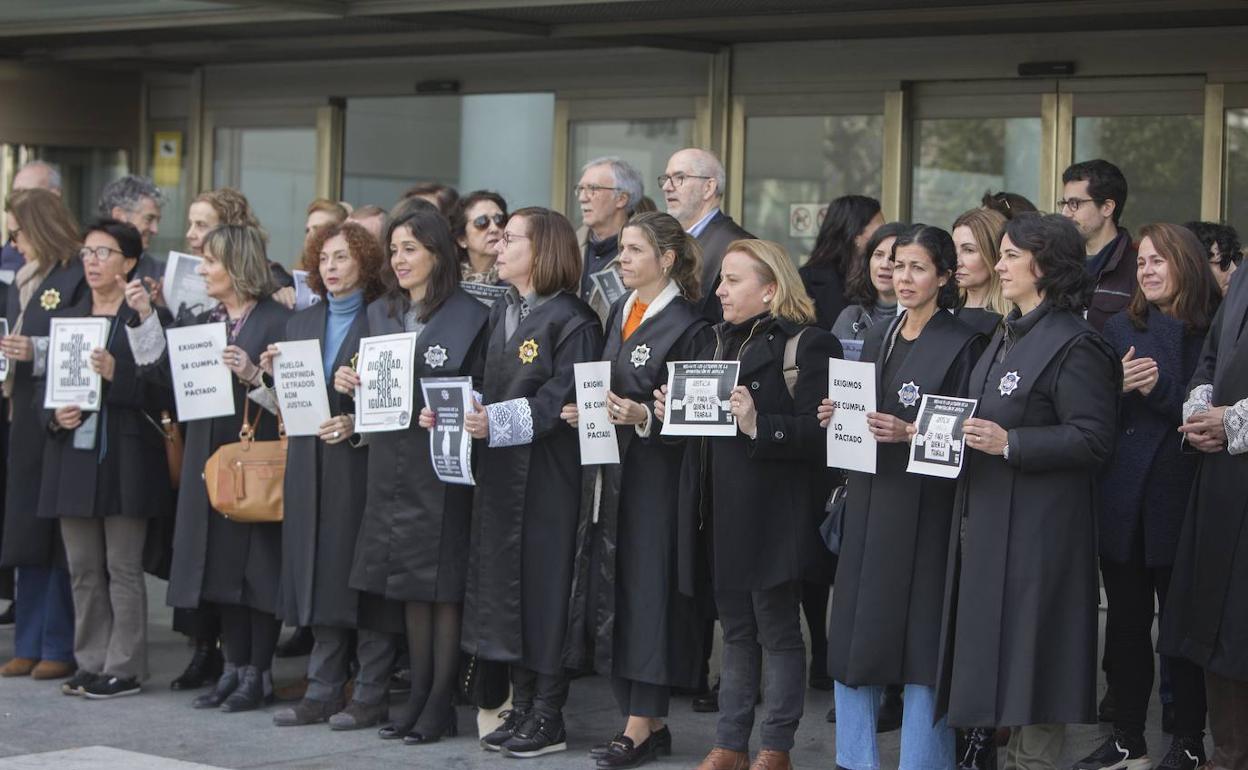 Concentración de letrados en las puertas de la Ciudad de la Justicia. 