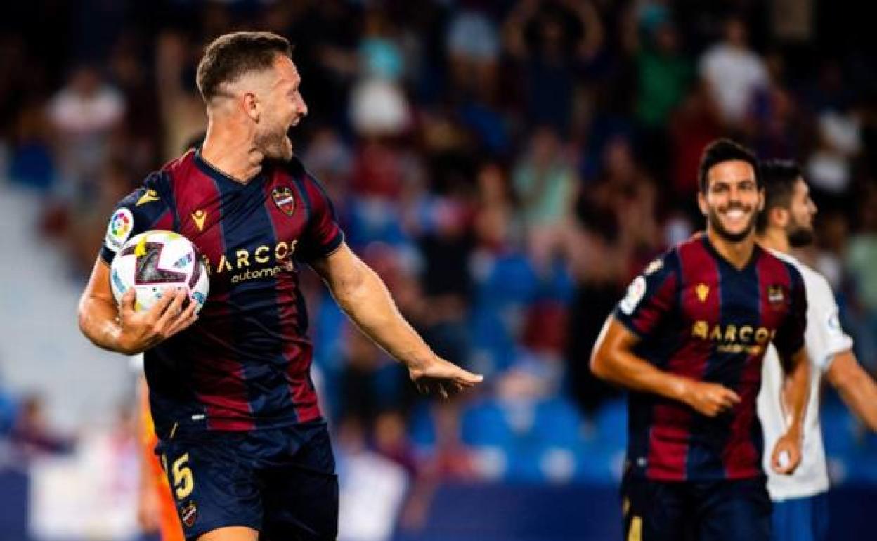 Shkodran Mustafi celebra el gol que marcó ante el Tenerife. 