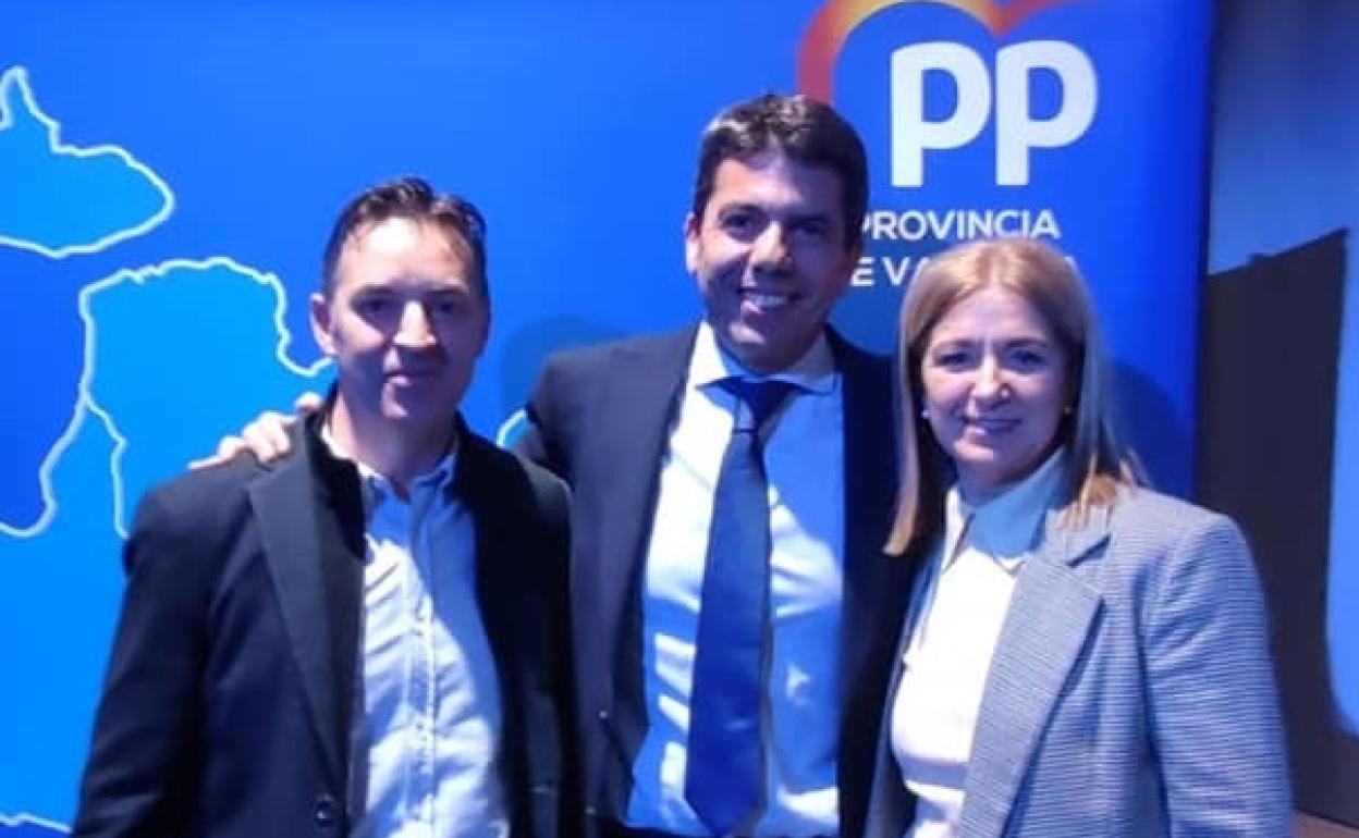 Rafael Soriano junto a Carlos Mazón, presidente del PPCV, y Mercedes Pastor, portavoz en el Ayuntamiento. 