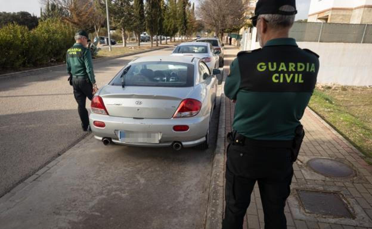 Coche del secuestrador, abandonado junto al colegio