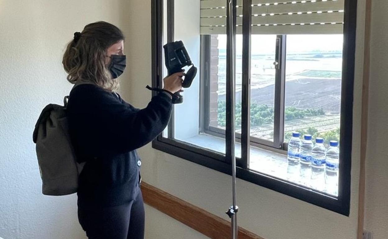 Una investigadora de la Politécnica mide fugas potenciales de energía. 