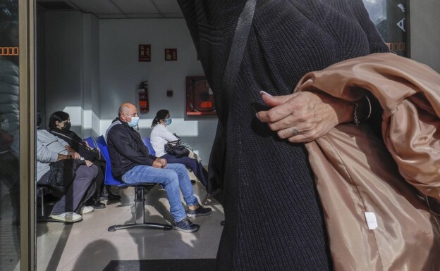 Pacientes esperan en Urgencias del Hospital General de Valencia su intervención en un archivo de imagen.