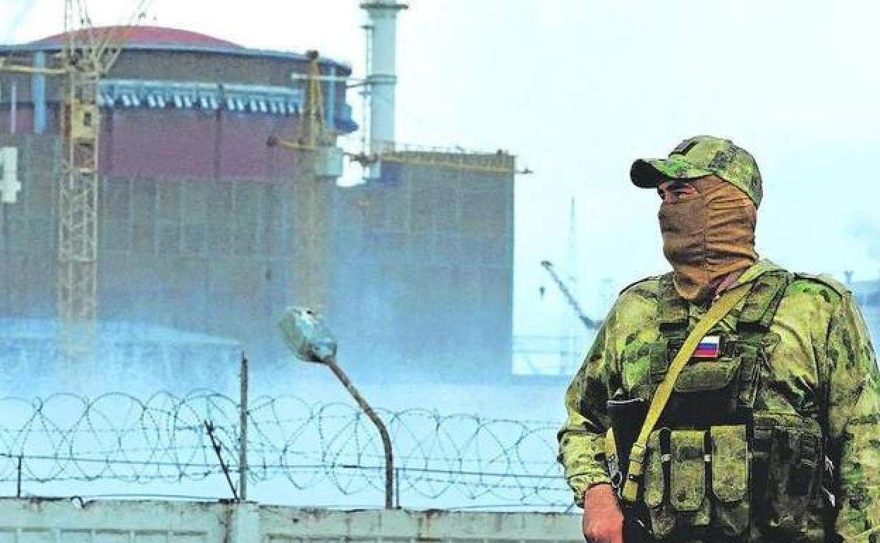 Un soldado ruso vigila los exteriores de la central nuclear de Zaporiyia, la de mayores dimensiones de toda Europa.