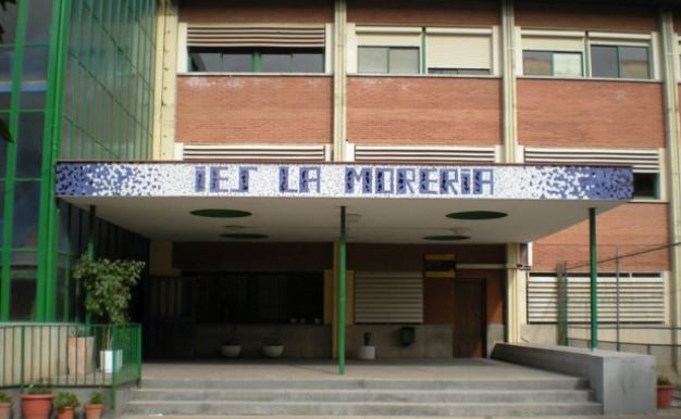 La puerta de acceso al instituto de Mislata. 