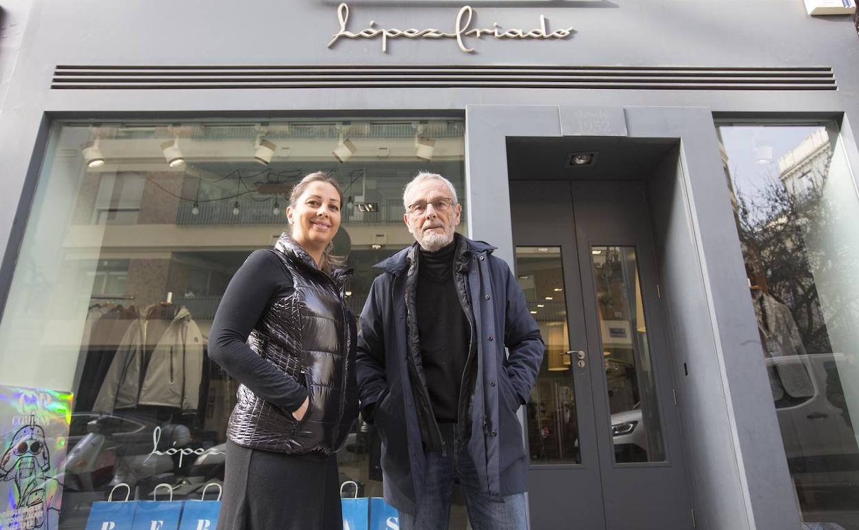 Julio López Cano, junto a su sobrina Isabel, en la puerta de la tienda de la calle Herán Cortés. 