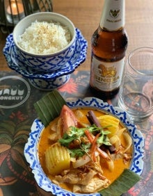 Imagen secundaria 2 - Arriba, Pad Thai, uno de los platos más conocidos del país. Abajo, Khao Pad Saparod. A la derecha, Curry Massaman y cerveza Singha.