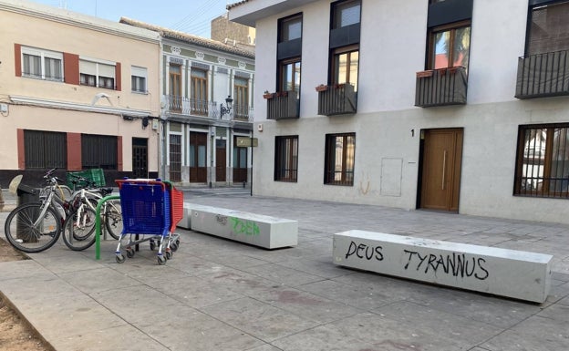 Imagen principal - Pintadas en bancos y carros de la compra en la plaza del Rosario; reparación de la puerta de la iglesia del Rosario y botellas encaladas en una palmera. 