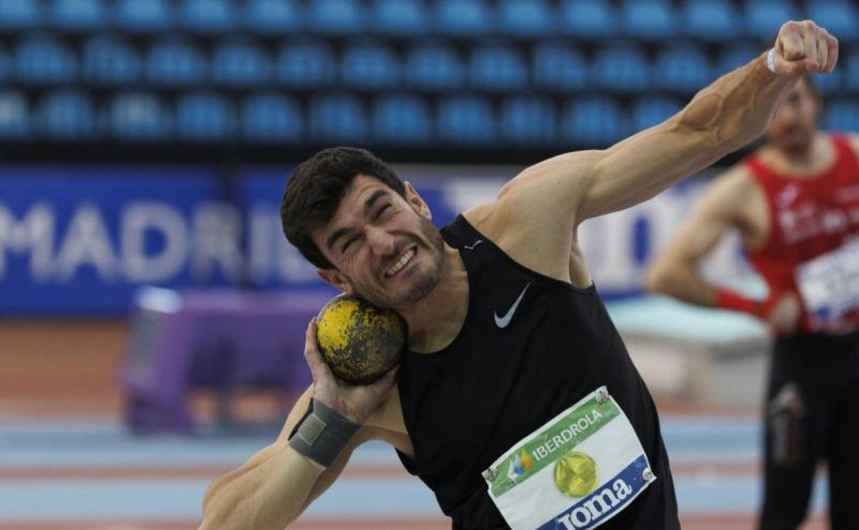 Jorge Ureña, durante el concurso de peso del hepttalón del Campeonato de España. 