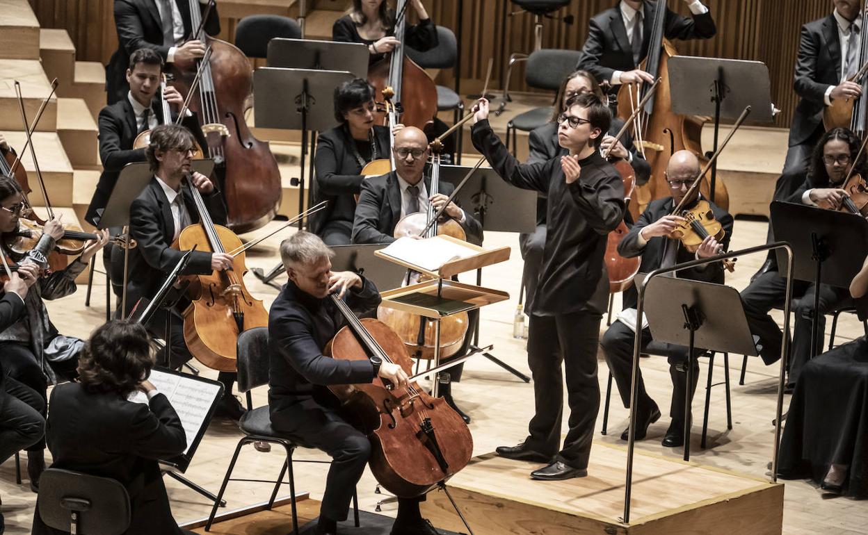 Imagen del concierto del pasado jueves de la Orquesta de Valencia bajo la batuta de Tarmo Peltokoski. 