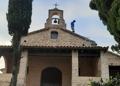 Imagen secundaria 1 - Diferentes imágenes de la campana y otra del día en que se desmontó el instrumento para protegerlo. LP