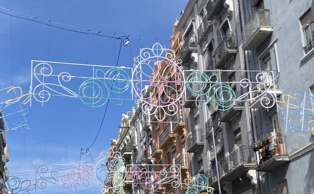 Montaje de las luces de Fallas en la demarcación de Sueca-Literato Azorín. 