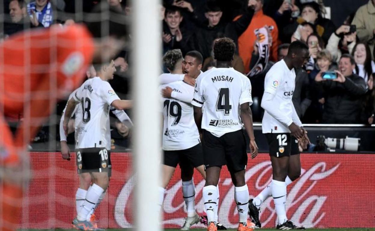 Samu Lino y Hugo Duro celebrando el gol en Mestalla. 