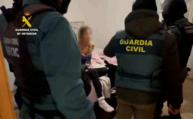 Un momento de uno de los registros de la Guardia Civil en busca de los atracadores. 