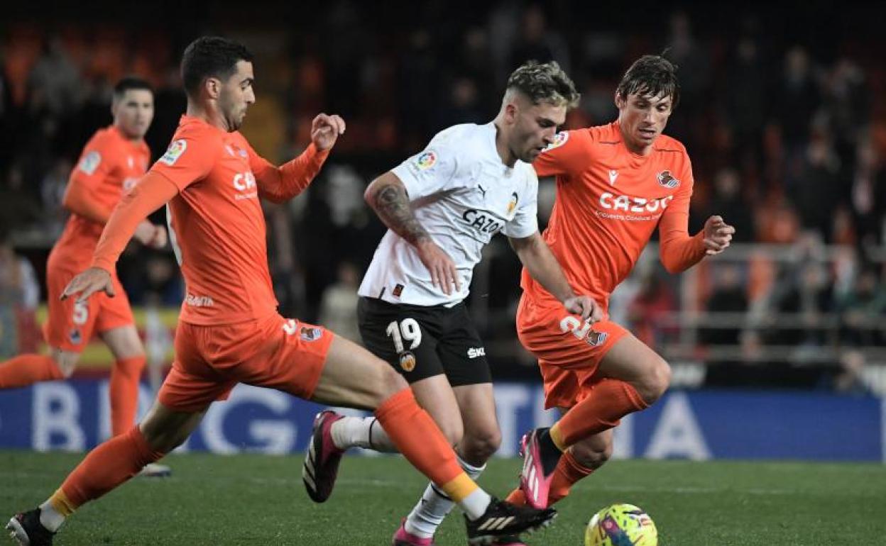 Hugo Duro conduciendo el balón durante el partido en Mestalla ante la Real Sociedad. 