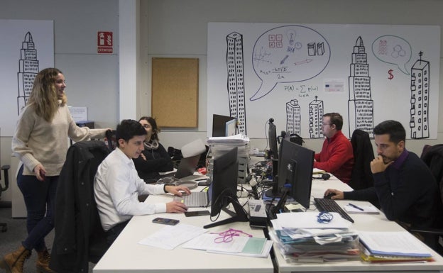 Varias personas interaccionan en la primera planta del edificio de Innsomnia. 