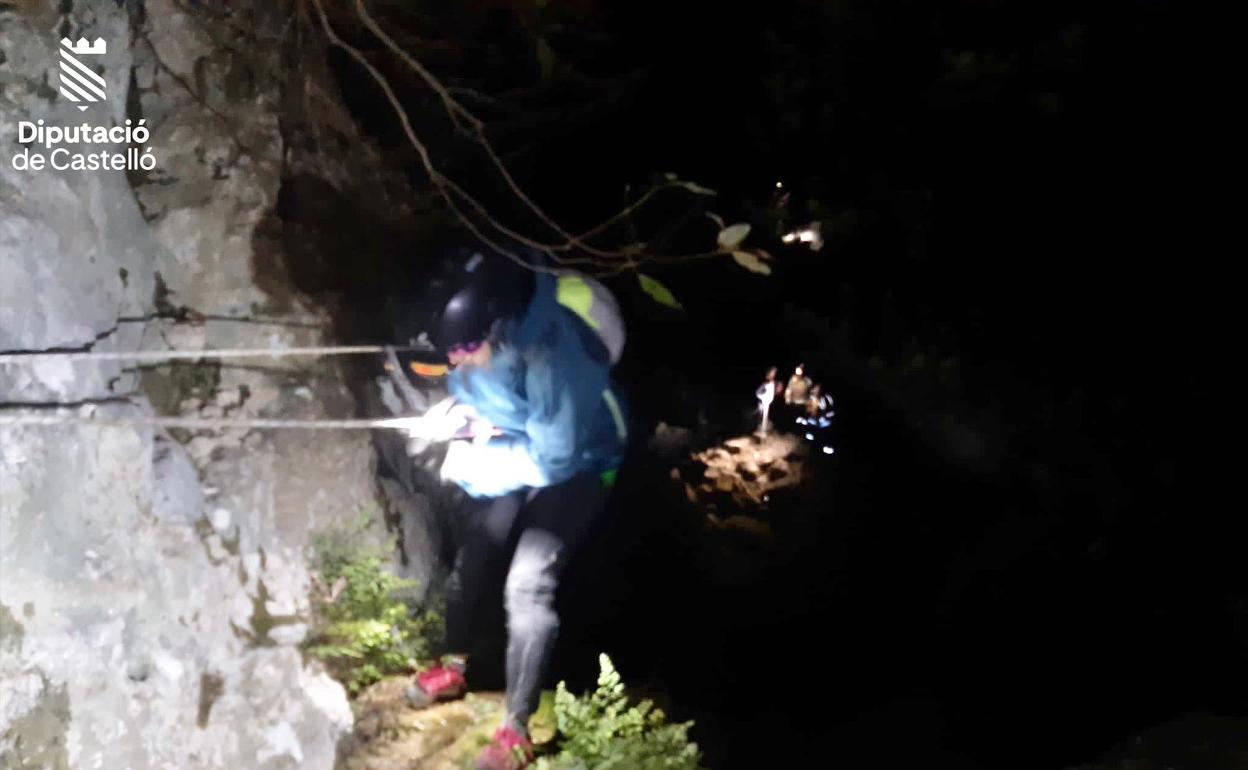 Uno de los instantes del salvamento, esta madrugada, en el Barranc del Perseguer de la Tinença de Benifassà. 