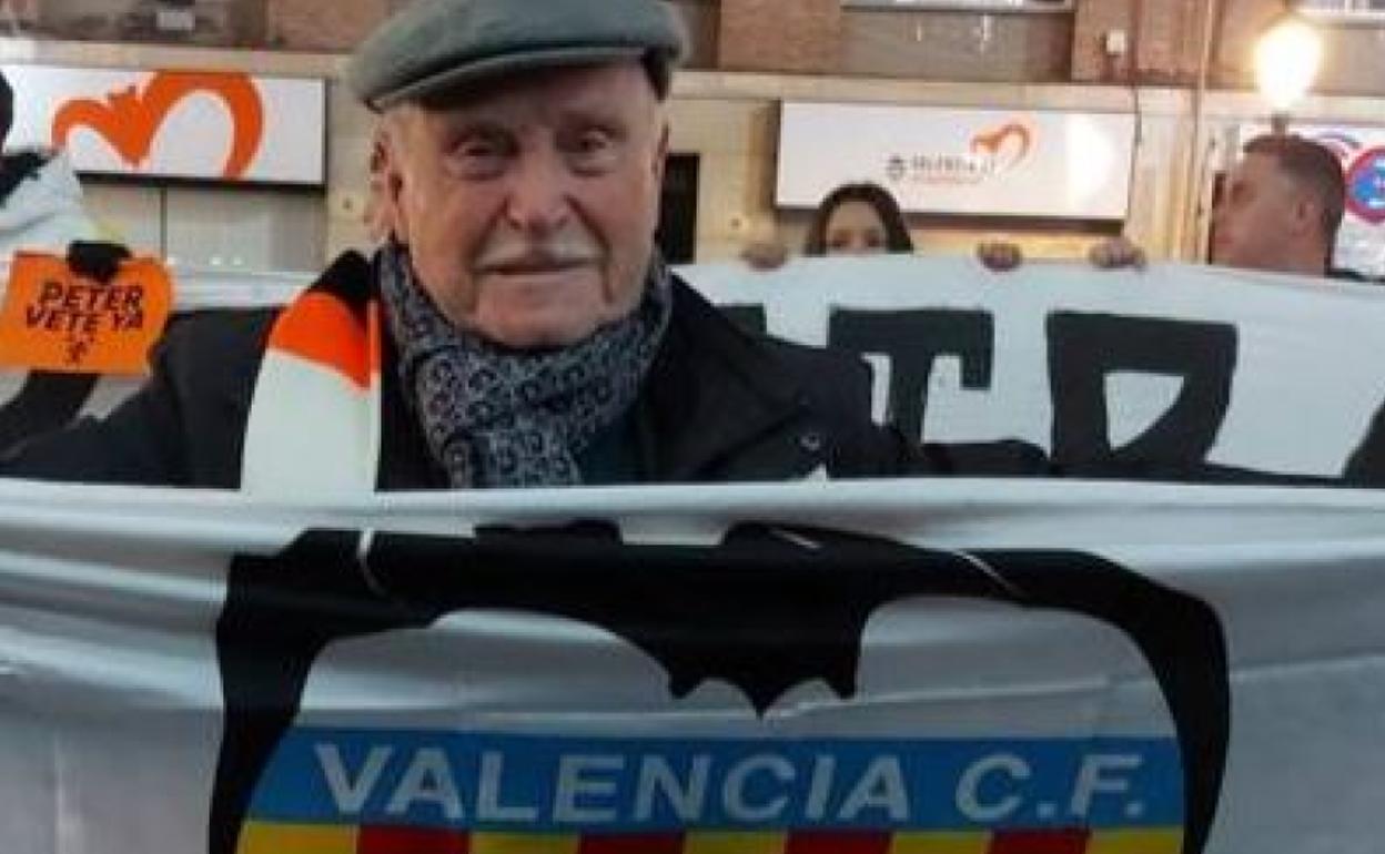 José Serrate y su inseparable bandera del Valencia durante la manifestación contra Meriton. 