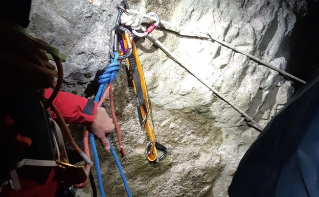 Una de las fijaciones empleada en el salvamento de los deportistas, amarrada a una pared del barranco. 