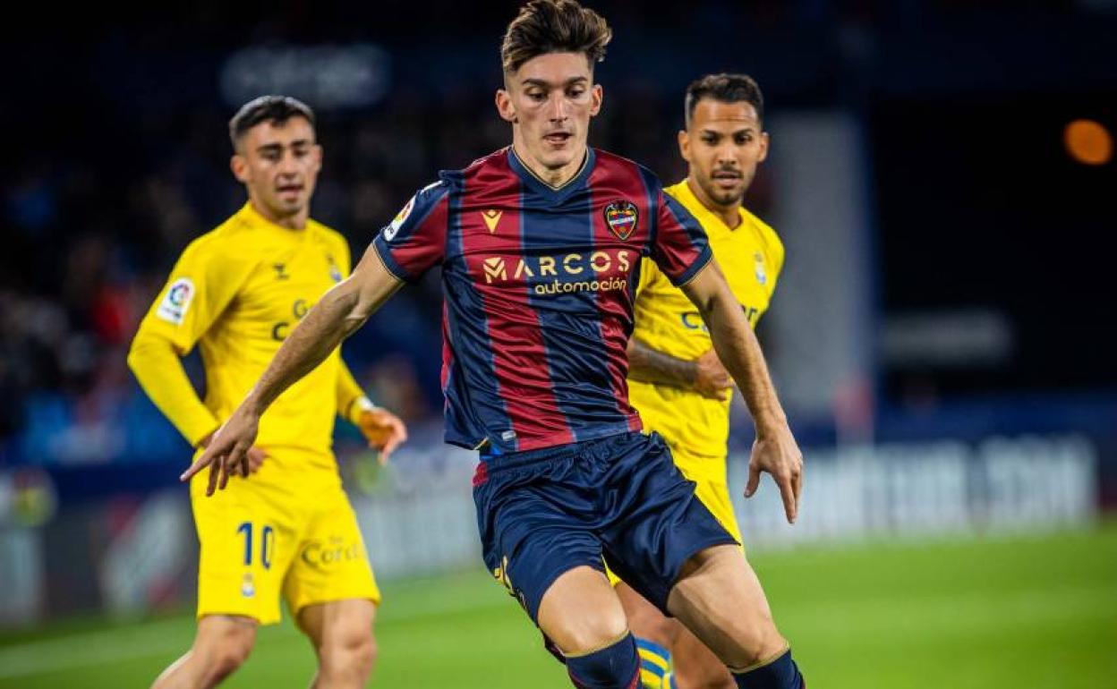 Pepelu, jugador del Levante, conduciendo un balón. 