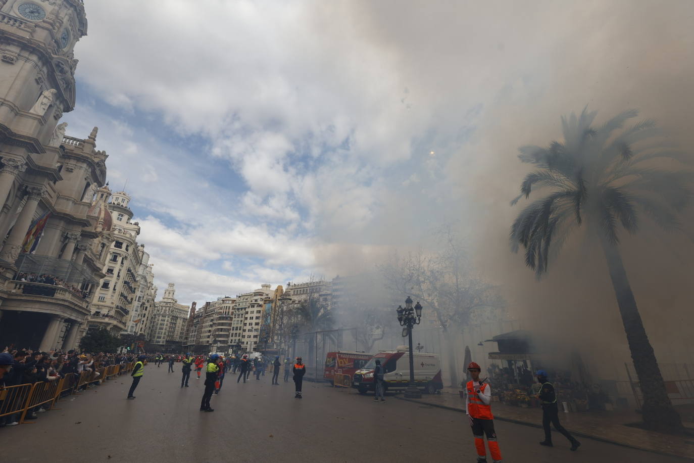 Fotos: Primera mascletà de las Fallas 2023