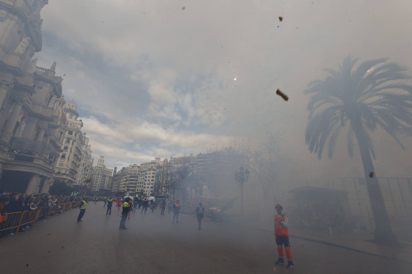 Fotos: Primera mascletà de las Fallas 2023