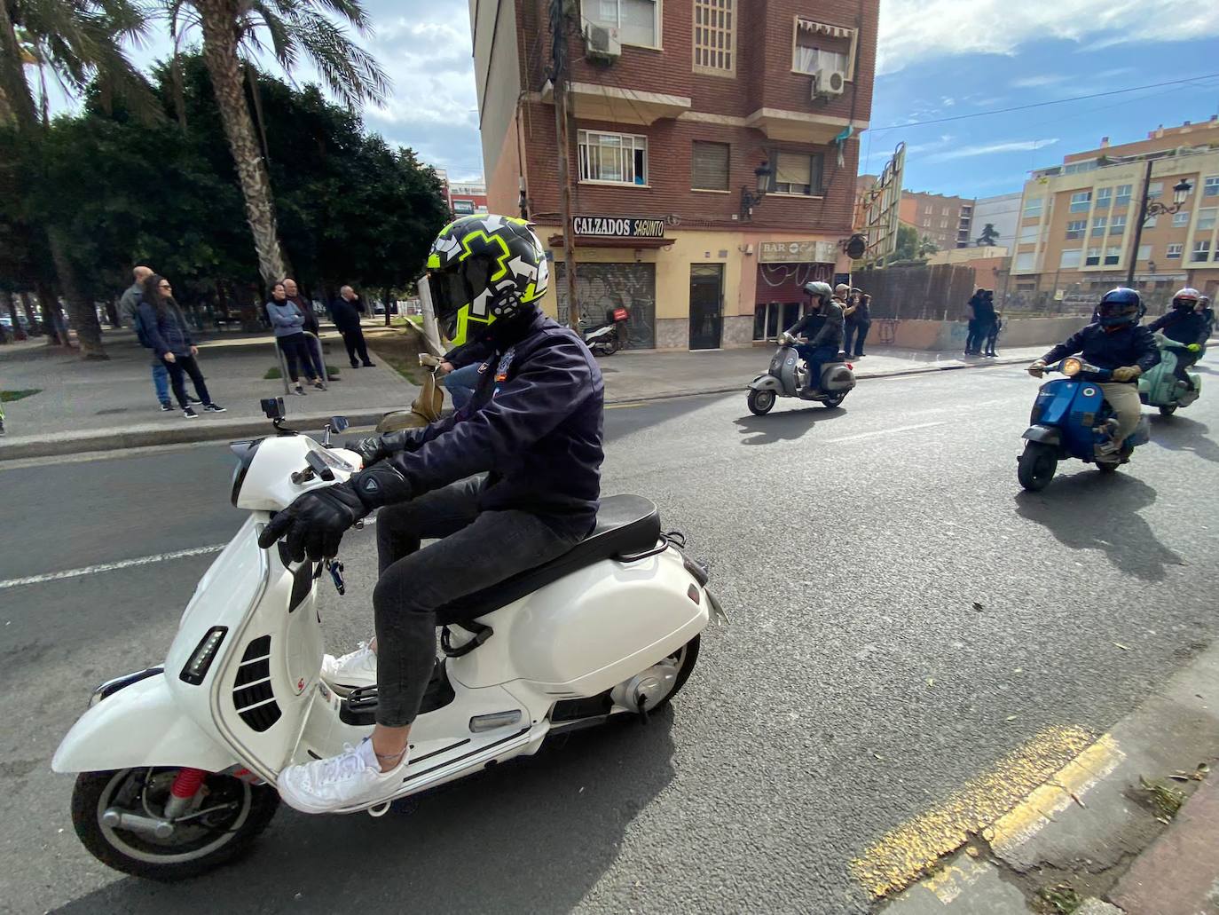 Fotos: Las vespas dan la bienvenida a las Fallas 2023