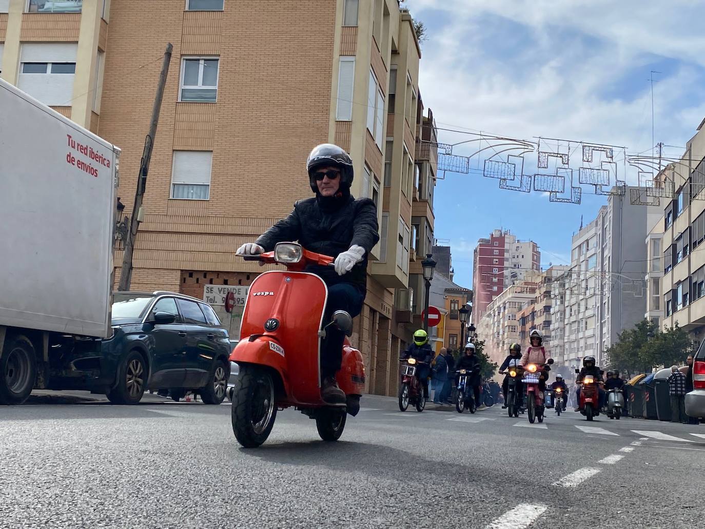 Fotos: Las vespas dan la bienvenida a las Fallas 2023