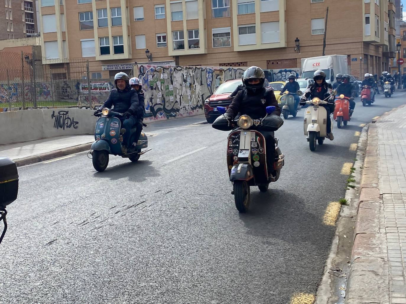 Fotos: Las vespas dan la bienvenida a las Fallas 2023