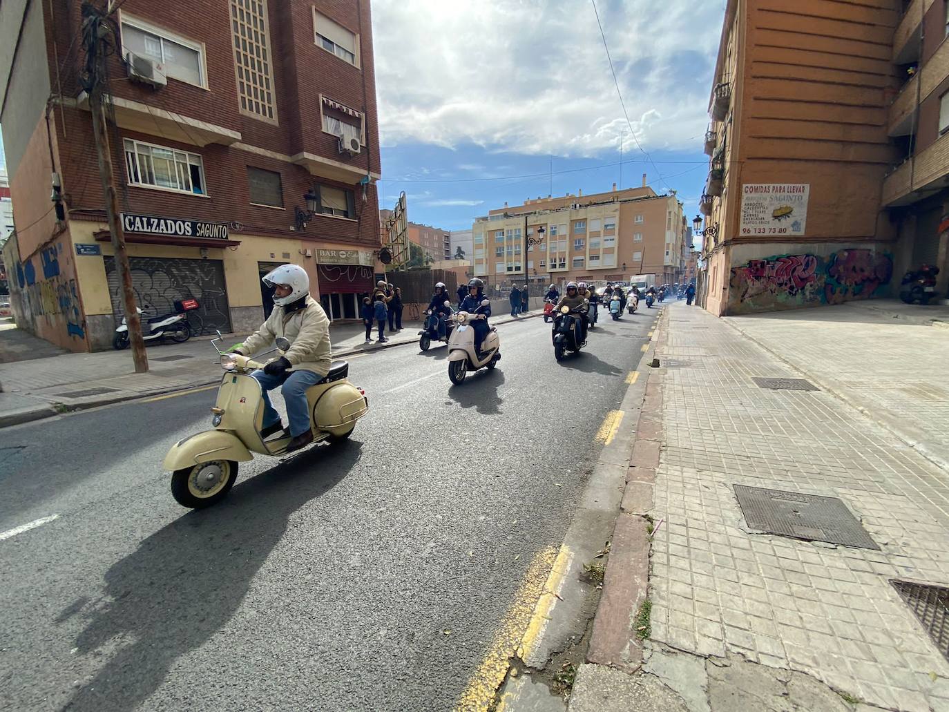 Fotos: Las vespas dan la bienvenida a las Fallas 2023