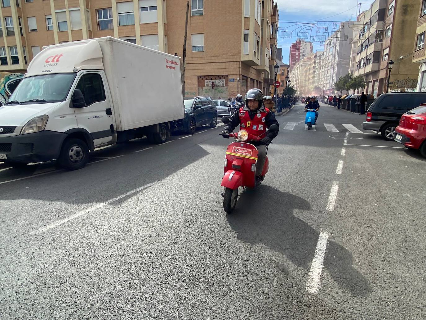 Fotos: Las vespas dan la bienvenida a las Fallas 2023