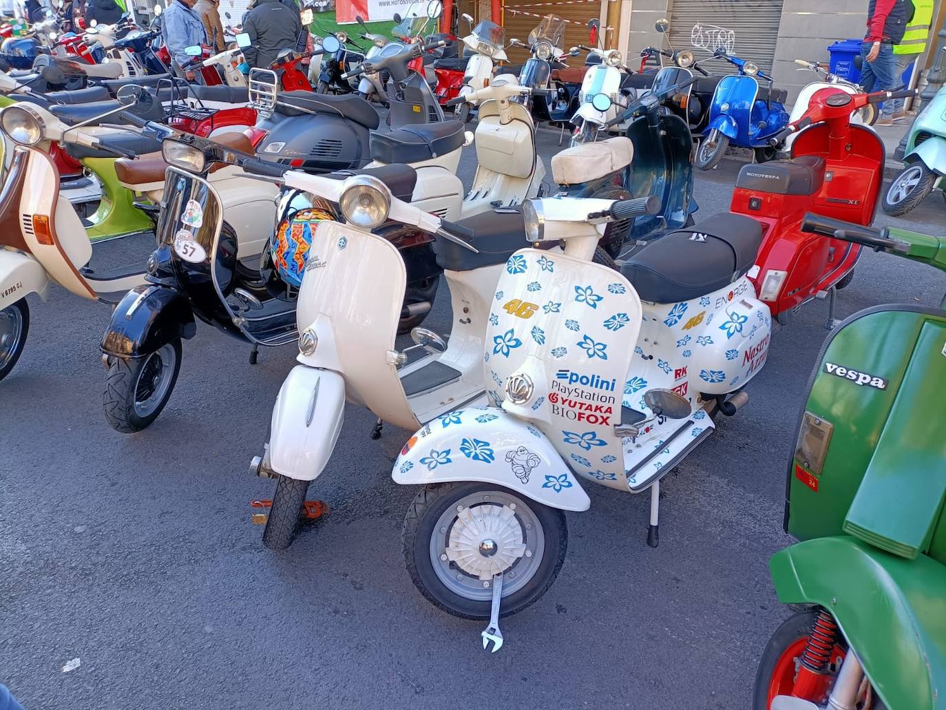 Fotos: Las vespas dan la bienvenida a las Fallas 2023