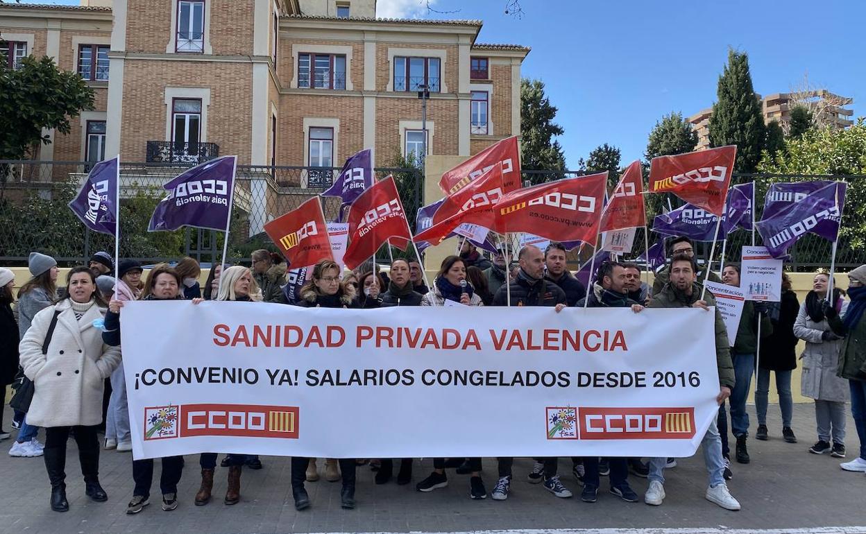 Concentración de trabajadores de la sanidad privada, este lunes.