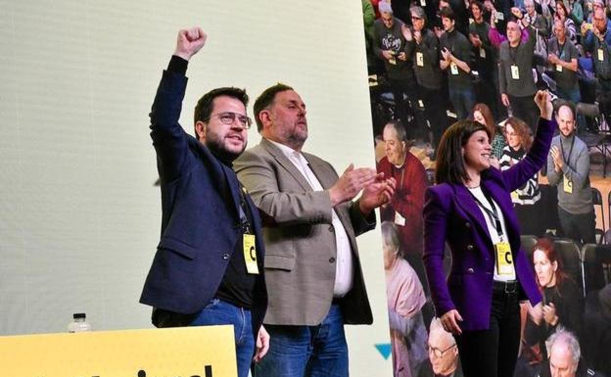 Pere Aragonés, Oriol Junqueras y Marta Vilalta, durante un acto de ERC.