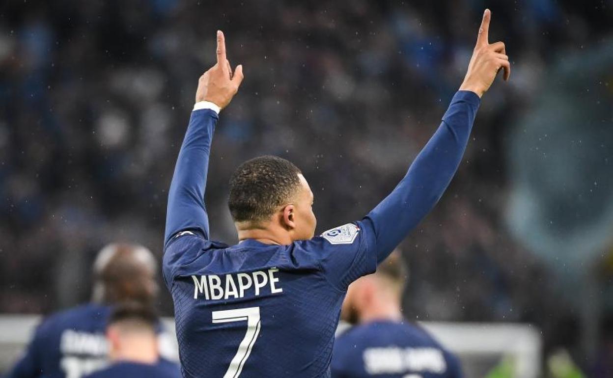 Mbappé festejando uno de los goles que le acercan al récord. 