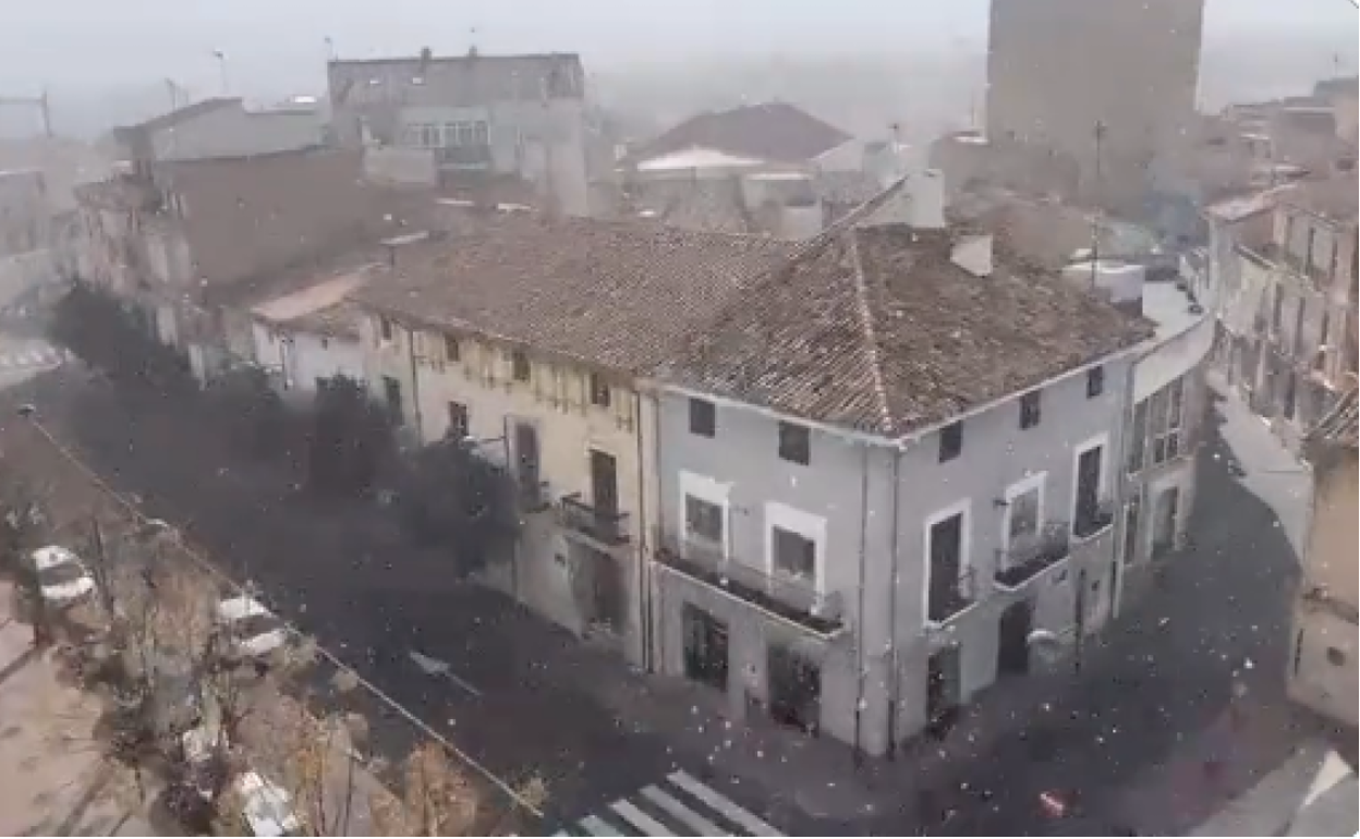 Imagen de los copos de nieve, este lunes, en Utiel.