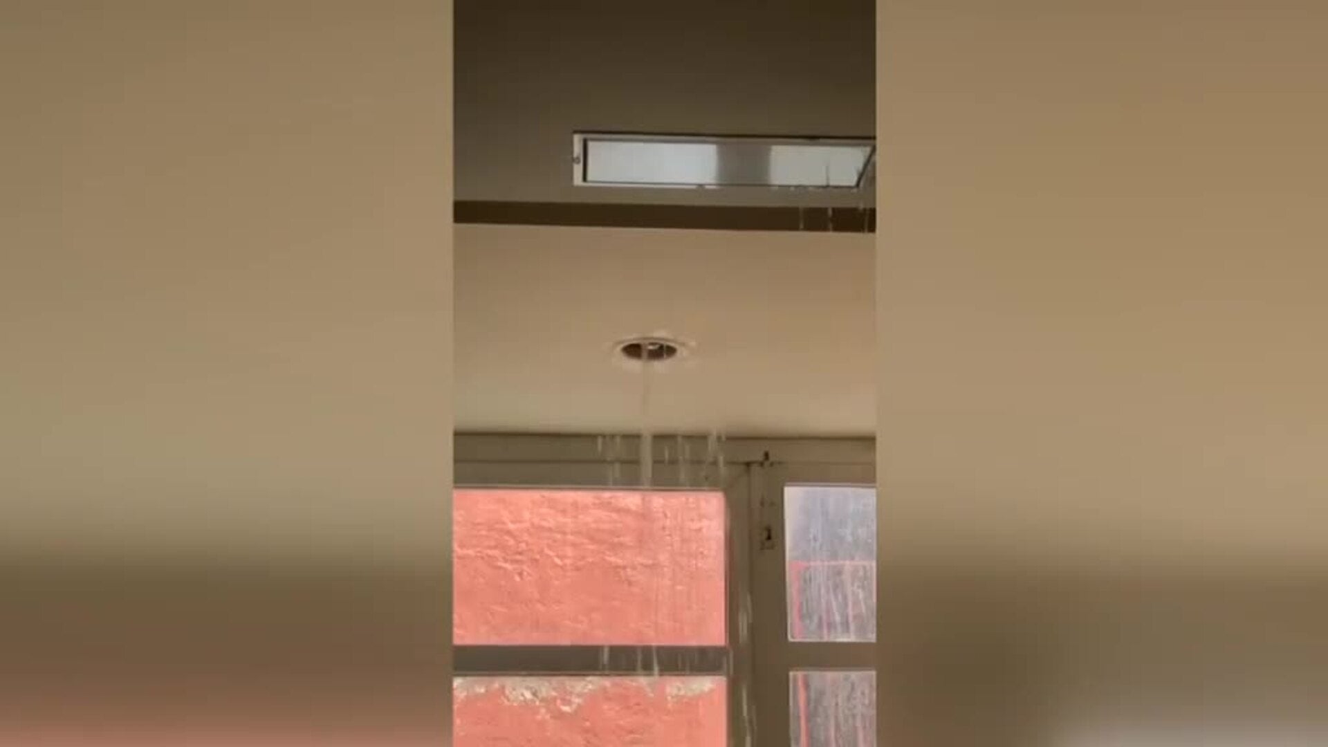 Una histórica granizada en Pola de Gordón deja las calles colapsadas