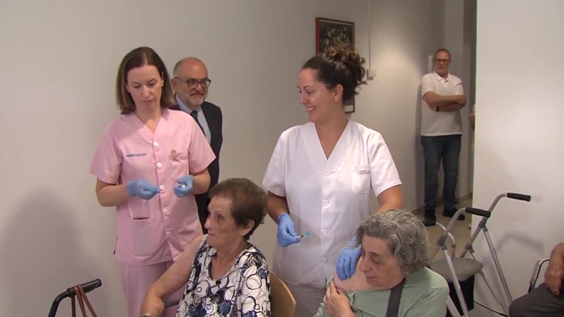 Mayores y personas con discapacidad empiezan a ser vacunados en Murcia
