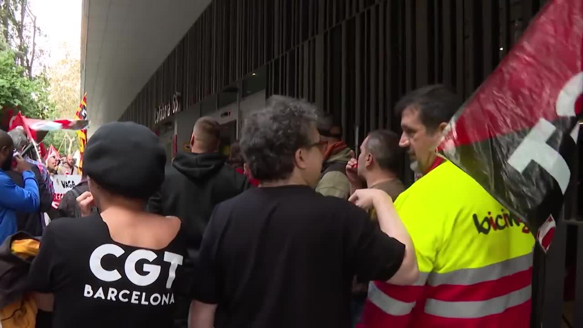 Decenas de personas se concentran ante el BSM para reclamar justícia para Bicing Barcelona