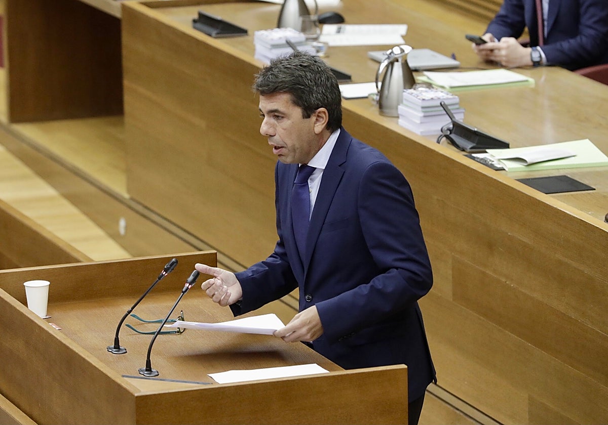 El presidente de la Genralitat, Carlos Mazón, en Les Corts.