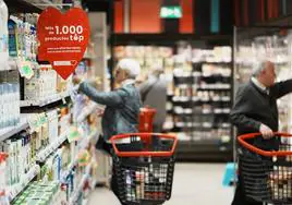 Dos personas compran en un supermercado en una imagen de archivo.
