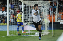 El delantero del Valencia, Hugo Duro, celebra un gol de su equipo, en una imagen de archivo.