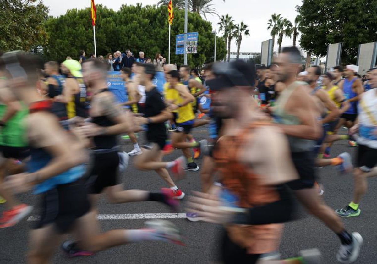 Corredores en pleno Medio Maratón Valencia Trinidad Alfonso Zurich.