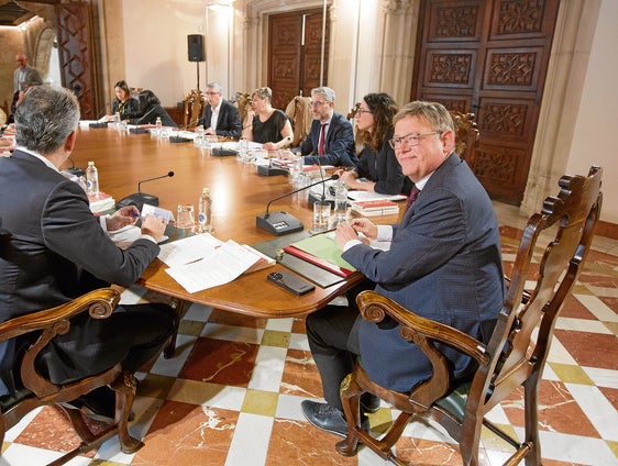Ximo Puig preside un pleno del Consell en la etapa del Botánico.