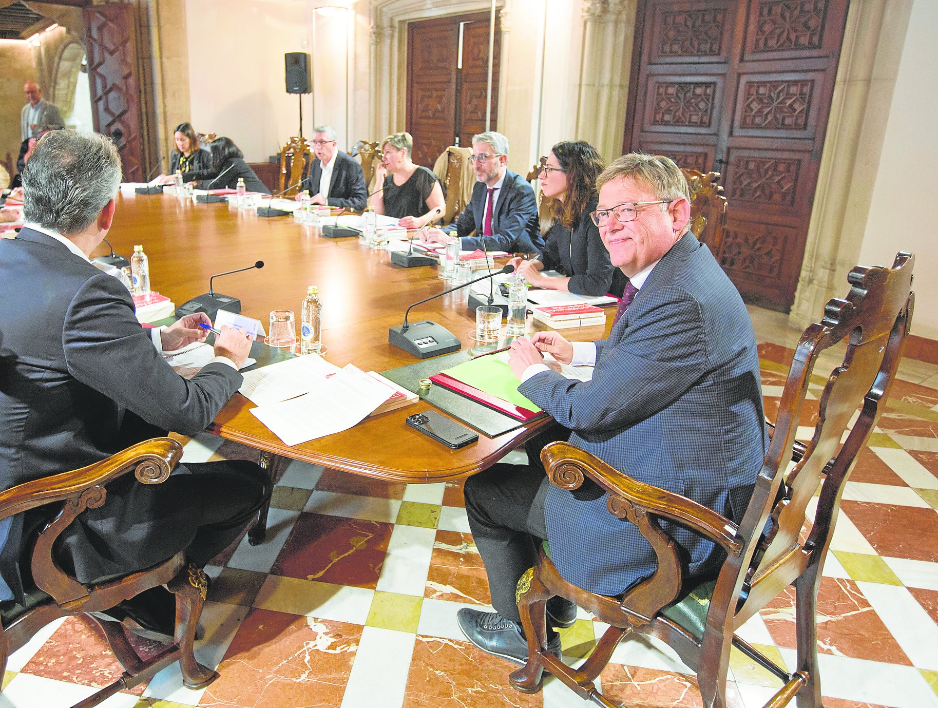 Ximo Puig preside un pleno del Consell en la etapa del Botánico.