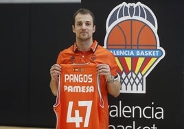 Kevin Pangos posa con la camiseta del Valencia Basket.